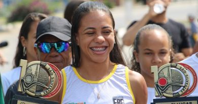 Núbia de Oliveira é recepcionada em Jaguarari após subir ao pódio da Corrida São Silvestre mais uma vez