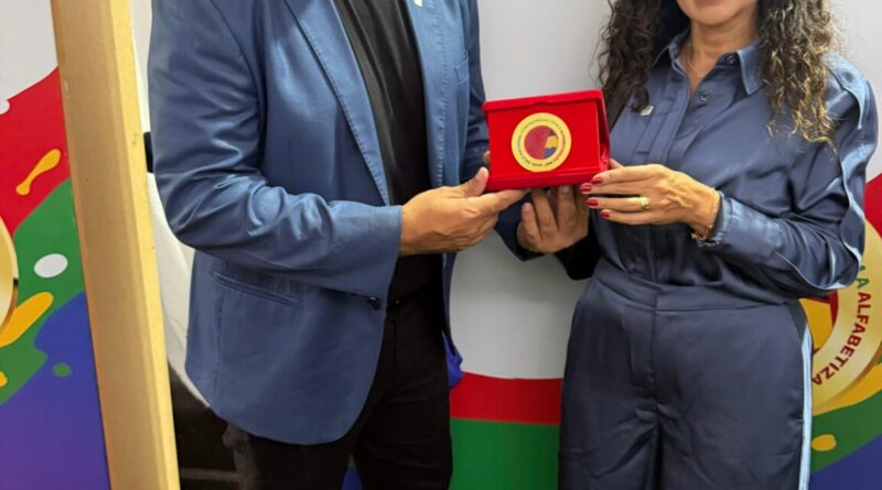 Prefeita de Ponto Novo recebe Selo Ouro da Educação em Brasília