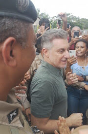 O apresentador Luciano Huck, esteve na manhã desta quarta-feira em Senhor do Bonfim.