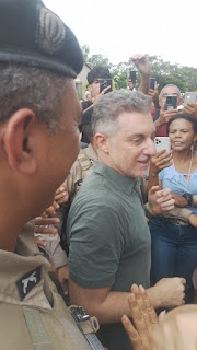 O apresentador Luciano Huck, esteve na manhã desta quarta-feira em Senhor do Bonfim.