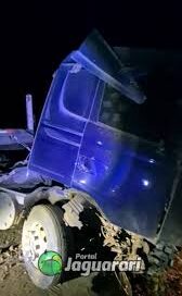 Carreta sai da pista após apresentar problema mecânico em Jaguarari