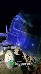 Carreta sai da pista após apresentar problema mecânico em Jaguarari